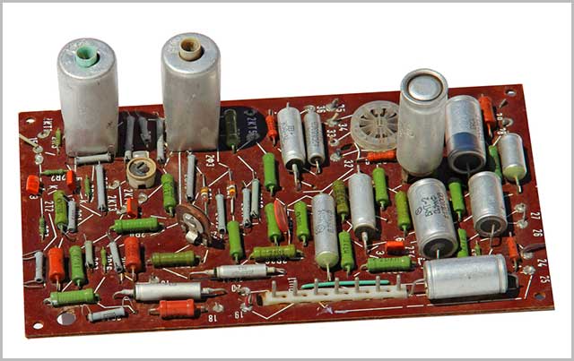  Une image d'un PCB vieilli