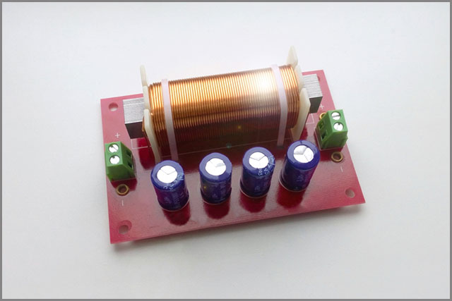 A capacitor set up in a hybrid low-pass-high-pass filter