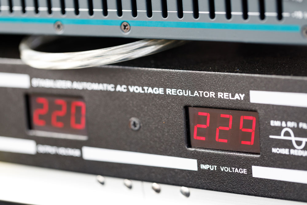 AC voltage regulator