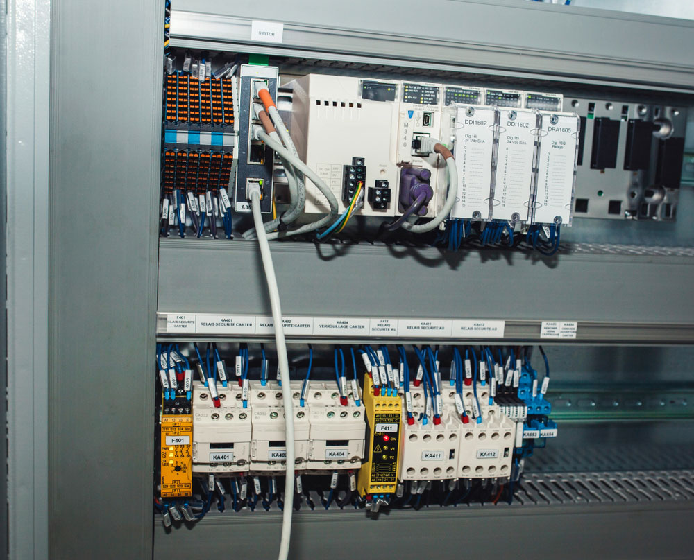 Relays, circuit-breakers, motor protections, and controllers extension modules