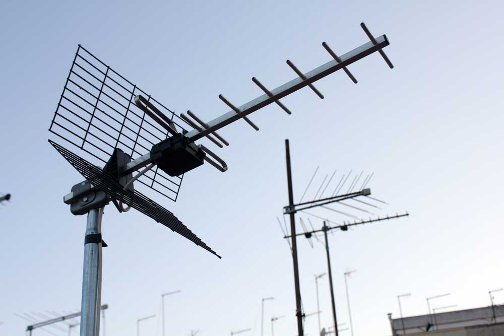 Antenna receive signals from satellites