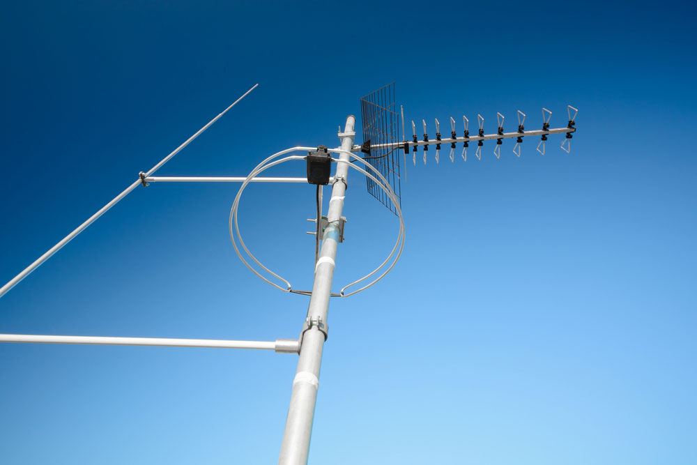 An antenna that receives radio signals – often has a booster built into it.