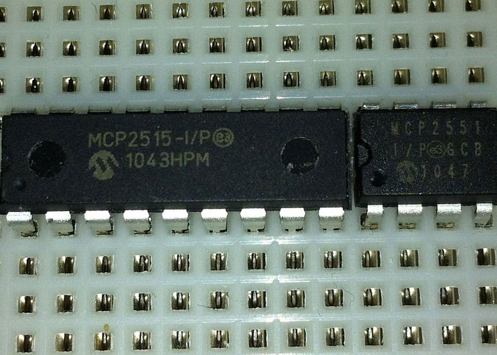 Image showing the MCP2515 IC. 