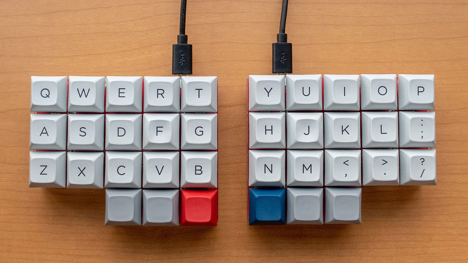 A split ortholinear keyboard. Note the vertically aligned keys