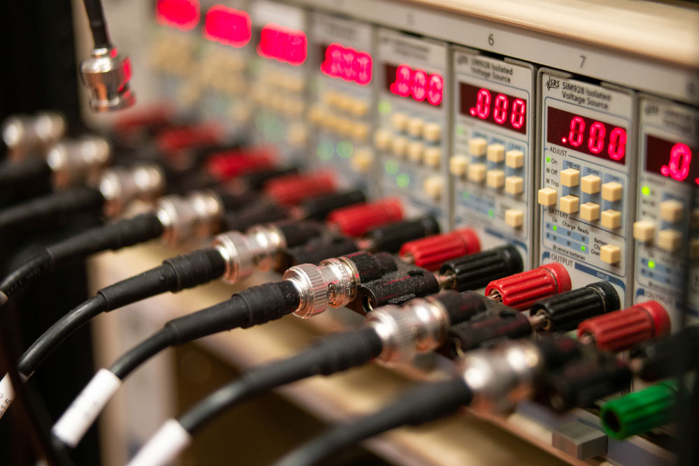 Electronic signal processing devices in sockets