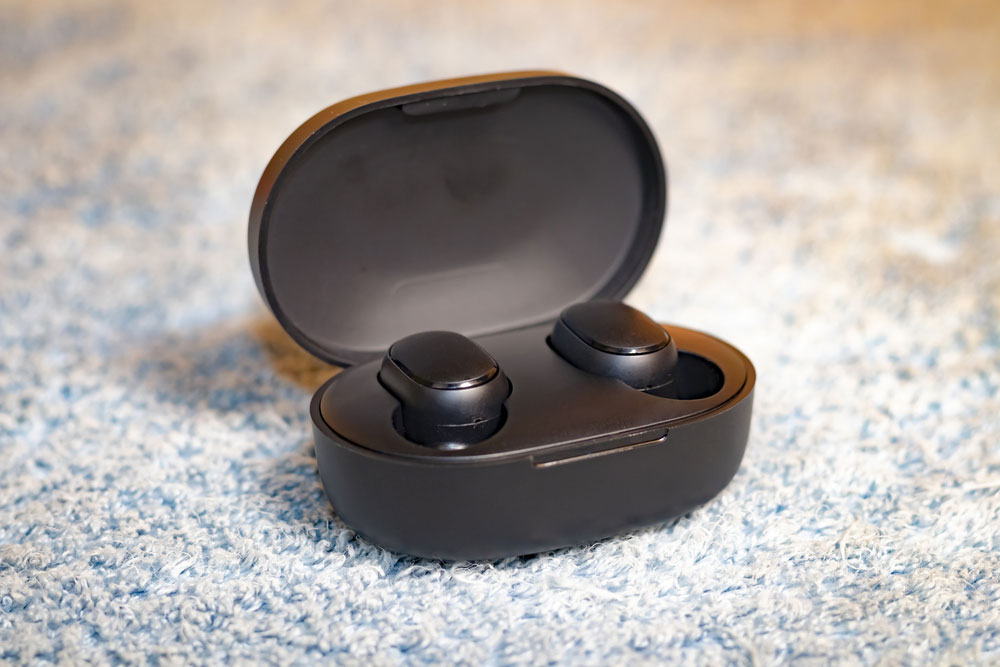 Wireless black headphones