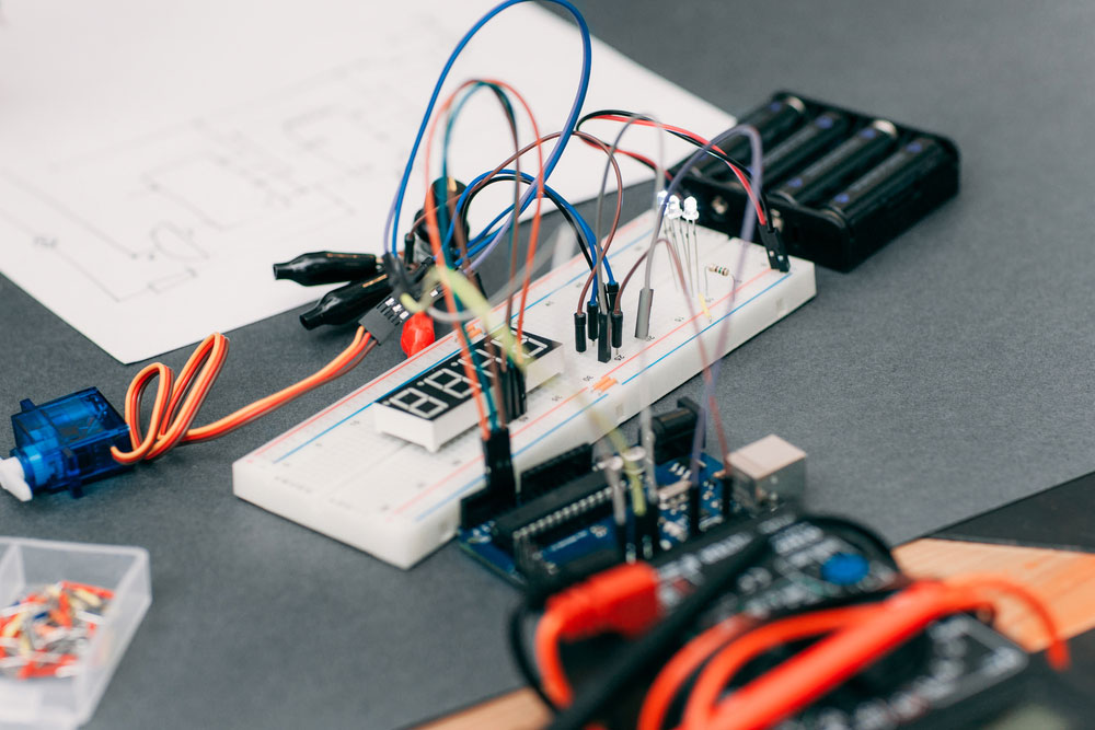 Electronic construction with wiring diagram