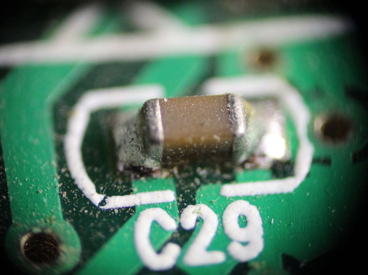 A surface-mounted capacitor