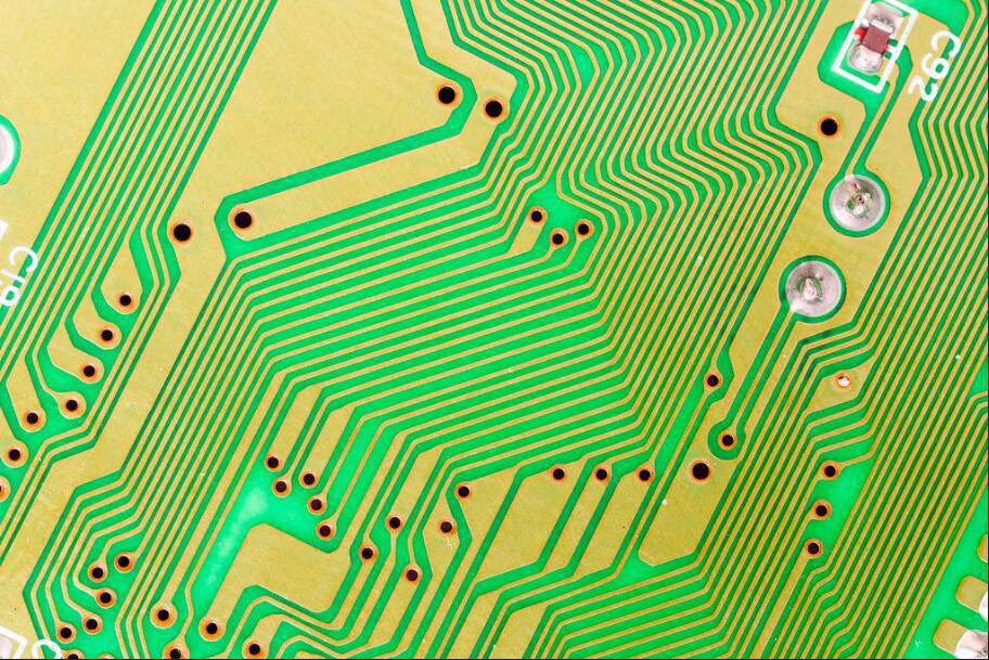 Thick and narrow PCB traces