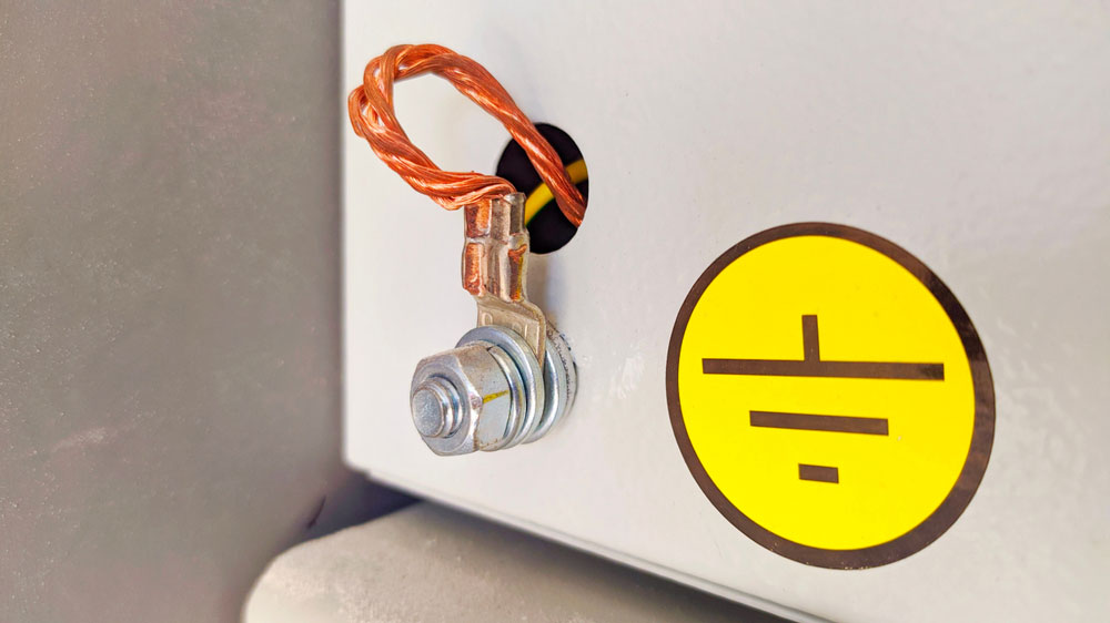 An insulating electrical earthing circuit showing ground sign