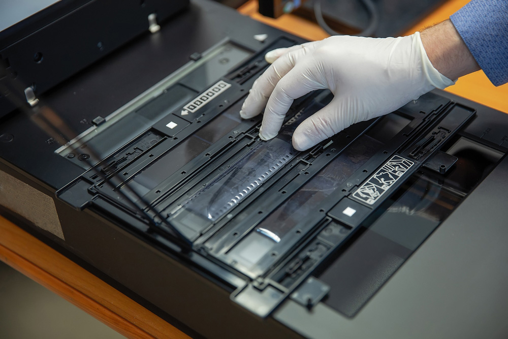 Digitization scanning of photographic film negatives on the scanner