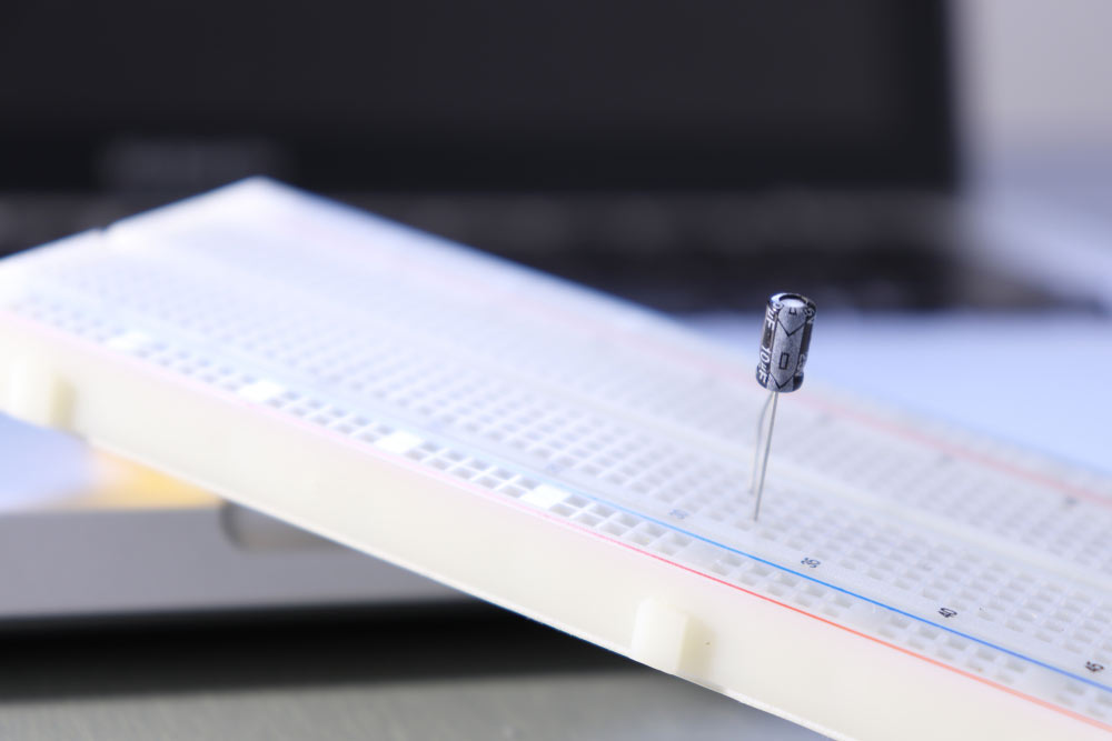 An electrolytic radial decoupling capacitor