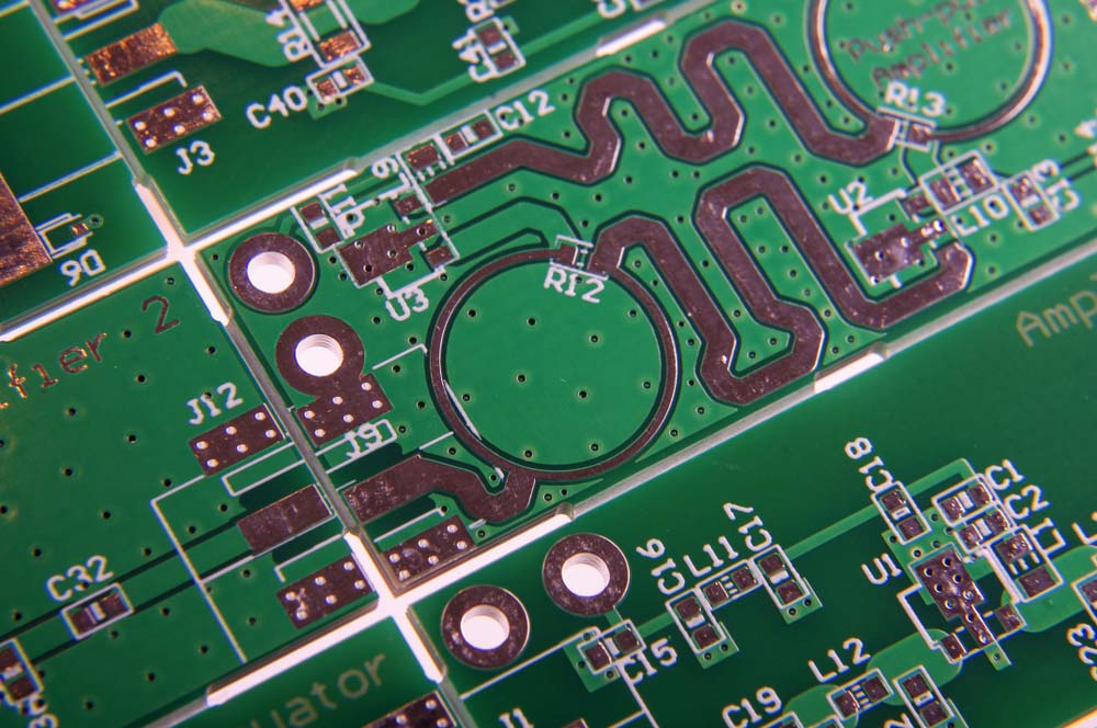 A radio frequency PCB with curved traces