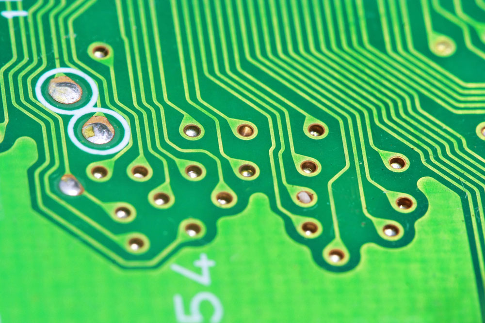 Signal traces on a PCB