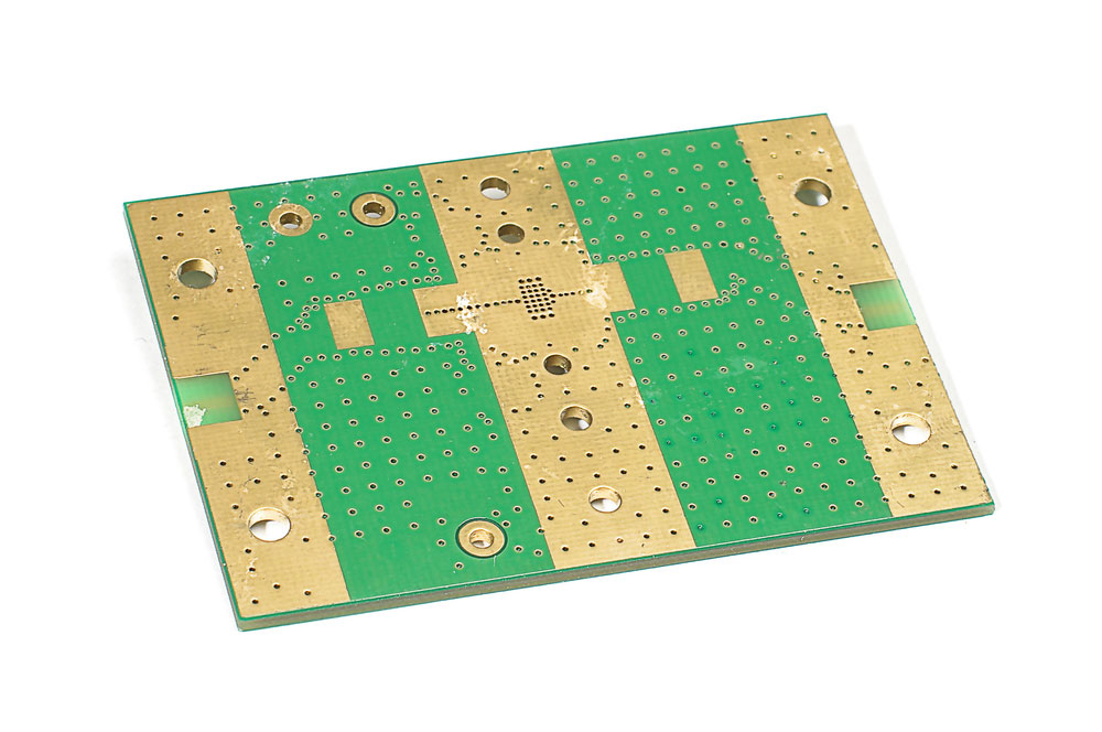 A PCB with a bottom layer ground plane