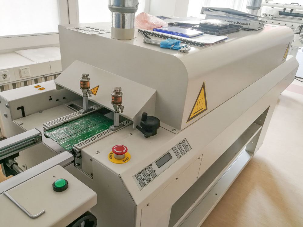 A reflow oven for assembling surface mount components